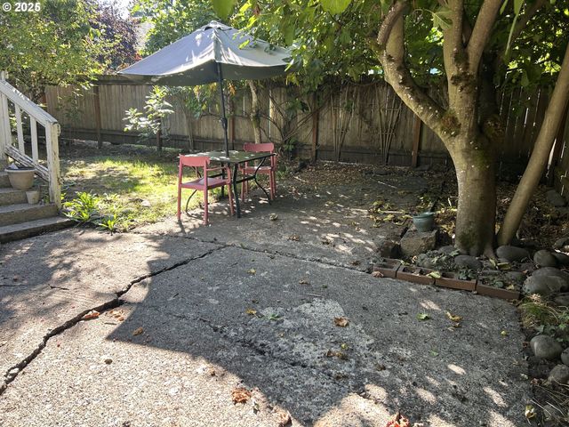 239 D St, Springfield, OR 97477