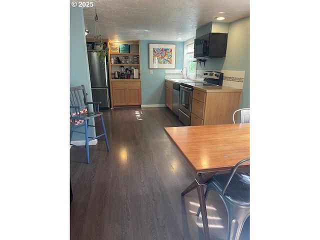 239 D St, Springfield, OR 97477