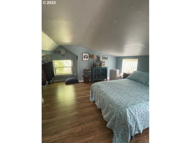 239 D St, Springfield, OR 97477