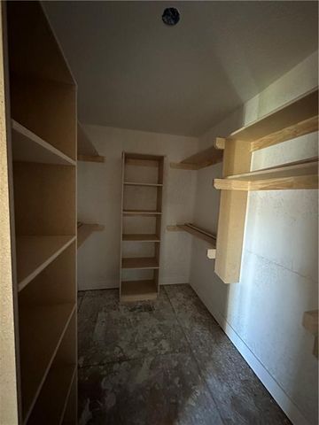 7040 NW Yulich Court, Parkville, MO 64152