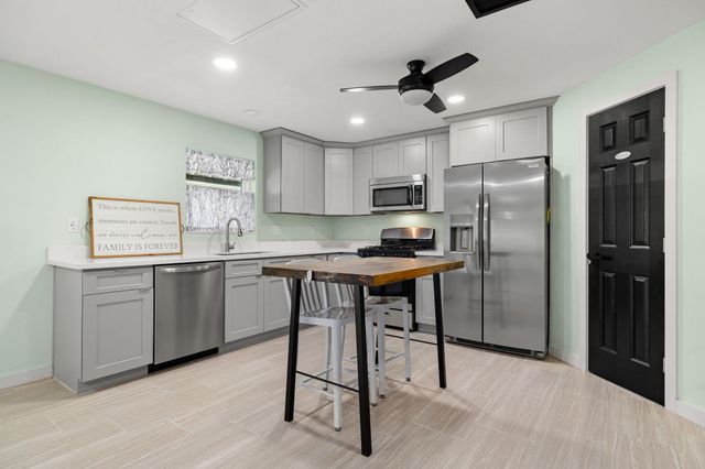 222 W Vaughn Lane, Deer Park, TX 77536