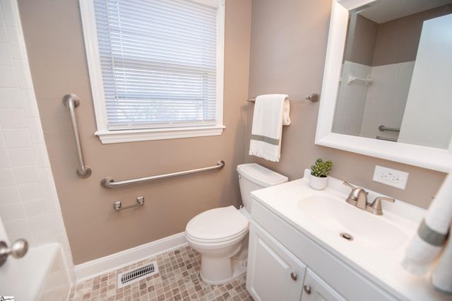 106 Cloverdale Drive, Boiling Springs, SC 29316