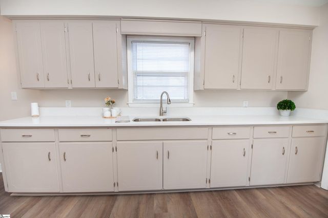 106 Cloverdale Drive, Boiling Springs, SC 29316