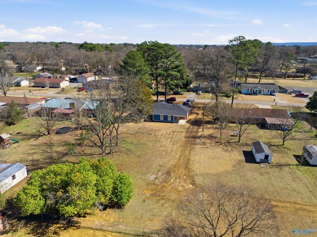 301 Holloway Street NW, Hartselle, AL 35640