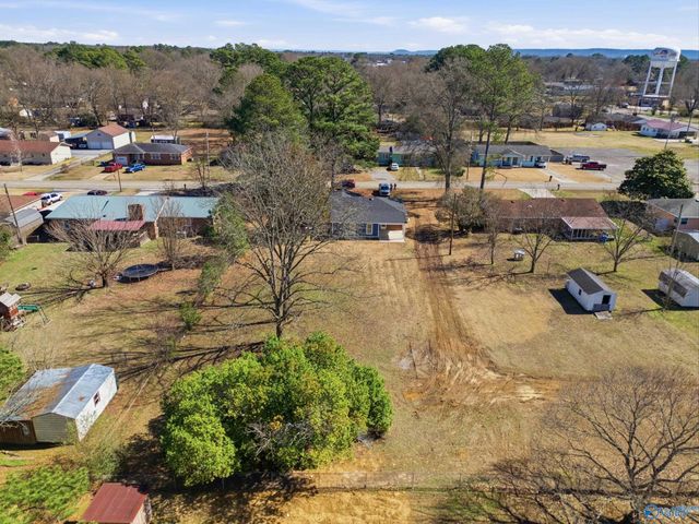 301 Holloway Street NW, Hartselle, AL 35640