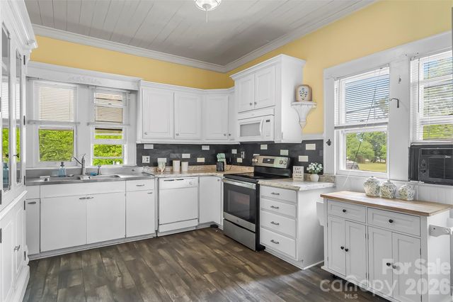 137 12th Street NW, Hickory, NC 28601