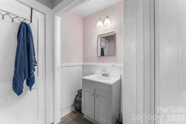 137 12th Street NW, Hickory, NC 28601