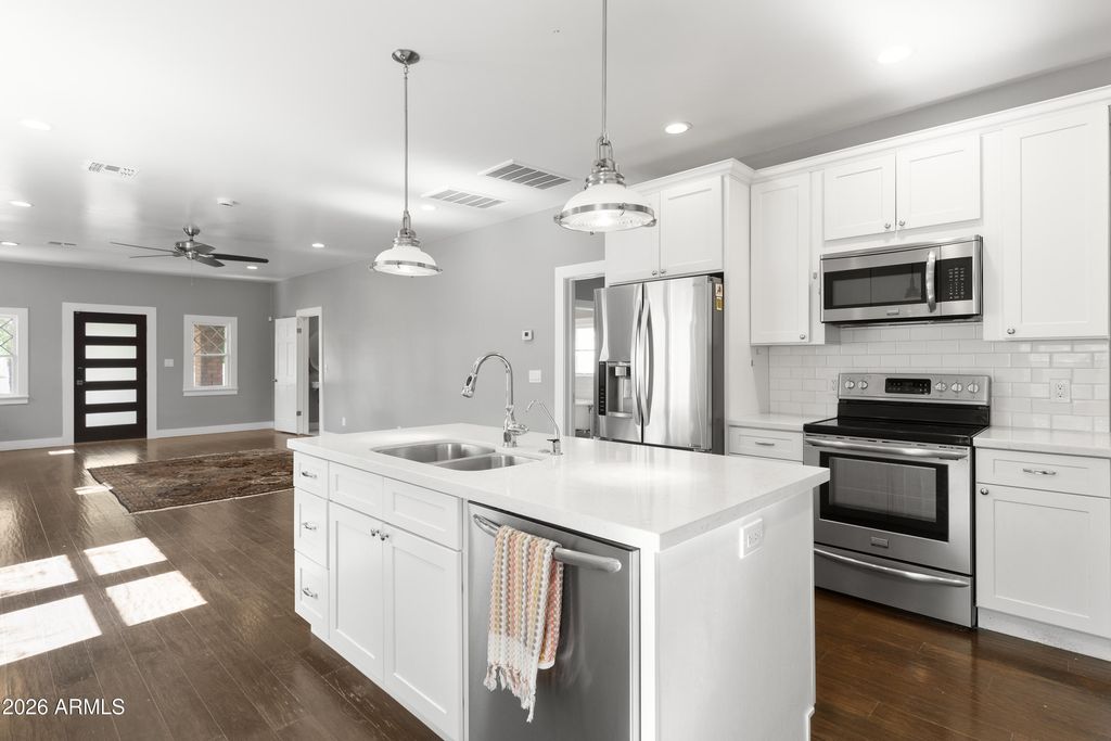 Image 11 of property listing at 1209 E MORELAND Street, Phoenix, AZ 85006