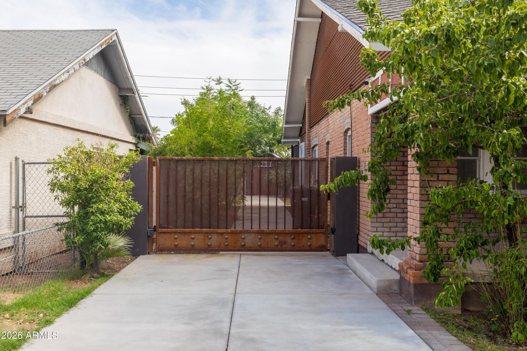 Image 33 of property listing at 1209 E MORELAND Street, Phoenix, AZ 85006