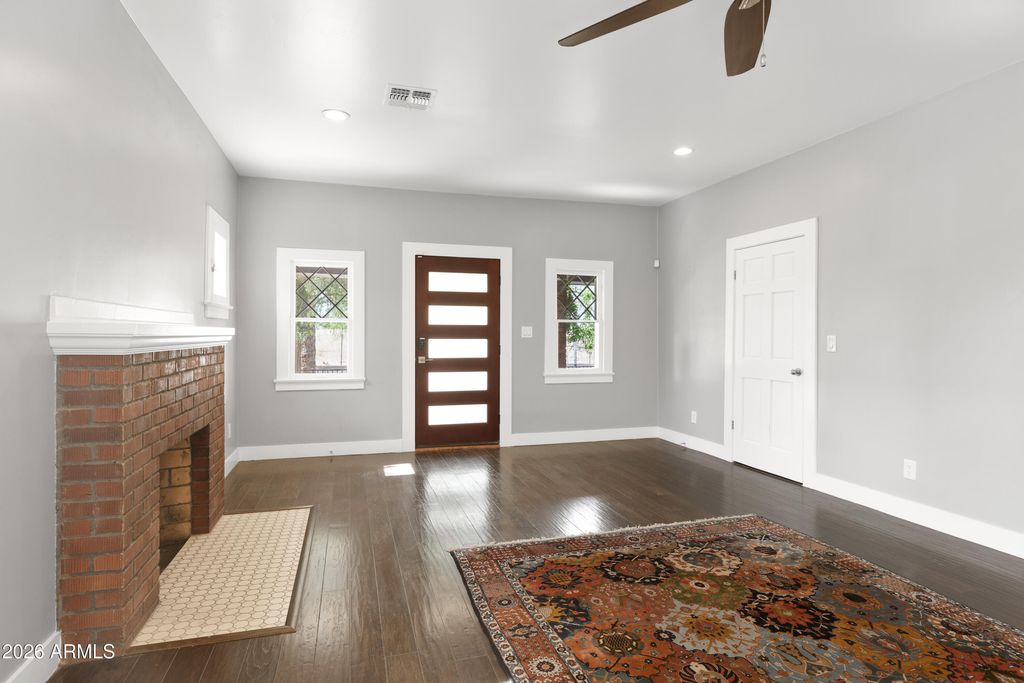 Image 6 of property listing at 1209 E MORELAND Street, Phoenix, AZ 85006