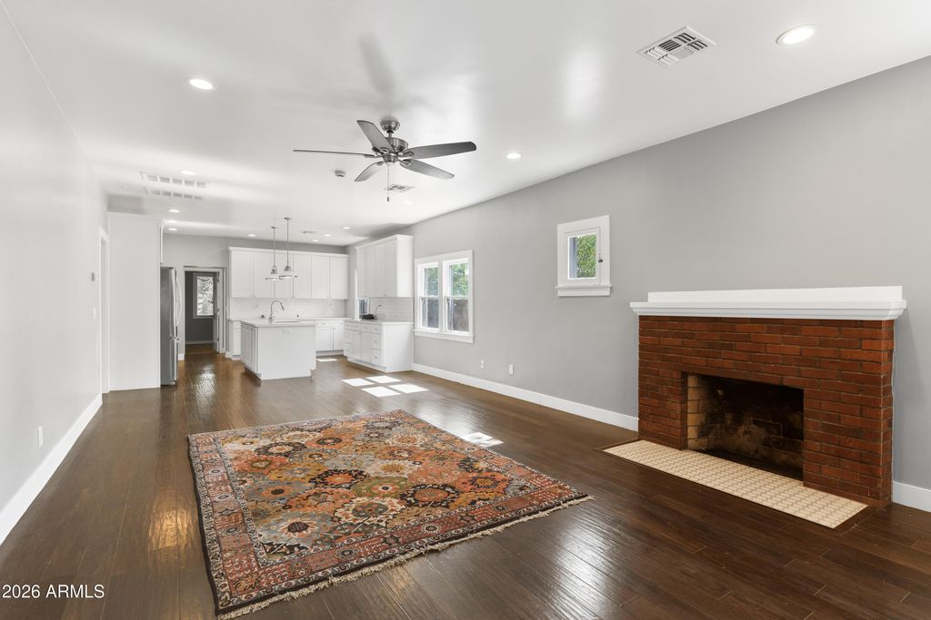 Image 8 of property listing at 1209 E MORELAND Street, Phoenix, AZ 85006