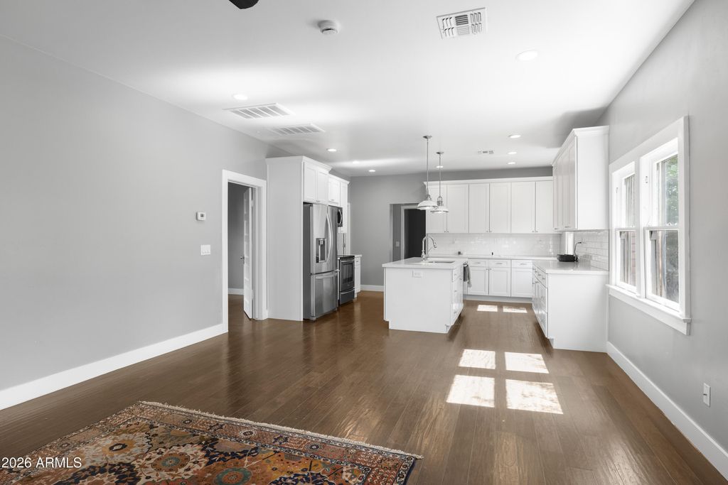 Image 9 of property listing at 1209 E MORELAND Street, Phoenix, AZ 85006