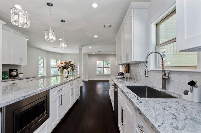 810 Herdsman Drive, Houston, TX 77079