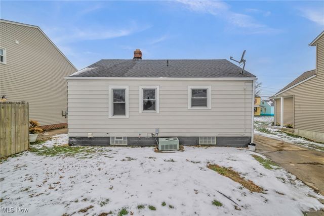 1677 Mapledale Road, Wickliffe, OH 44092