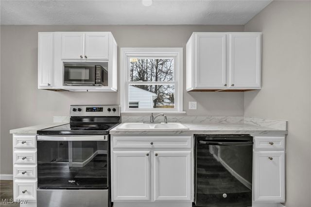 1677 Mapledale Road, Wickliffe, OH 44092