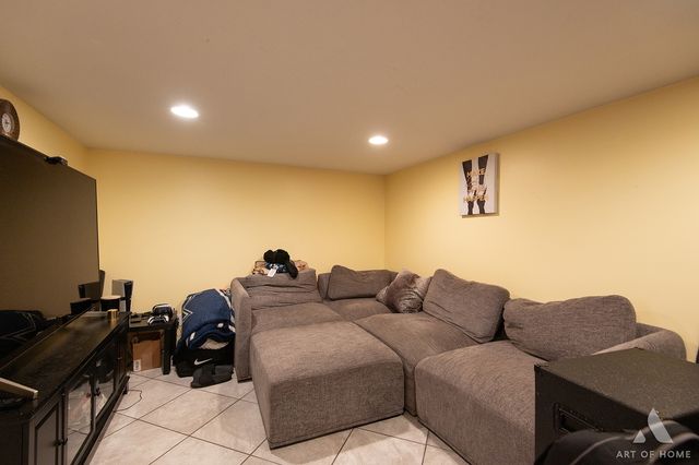 18W101 Standish Lane, Villa Park, IL 60181