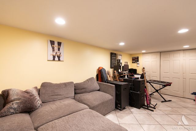 18W101 Standish Lane, Villa Park, IL 60181