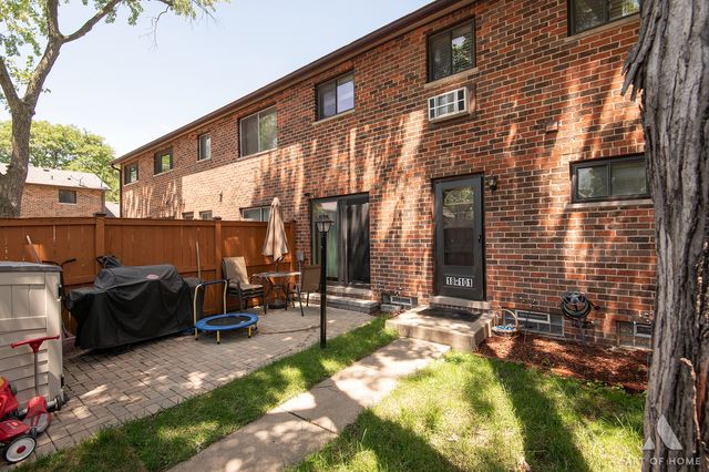 18W101 Standish Lane, Villa Park, IL 60181
