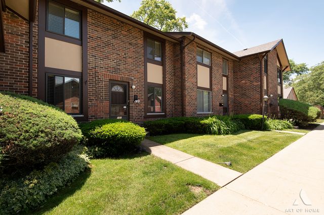 18W101 Standish Lane, Villa Park, IL 60181
