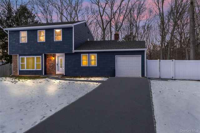 15 Bellaire Drive, Ridge, NY 11961