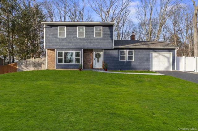 15 Bellaire Drive, Ridge, NY 11961