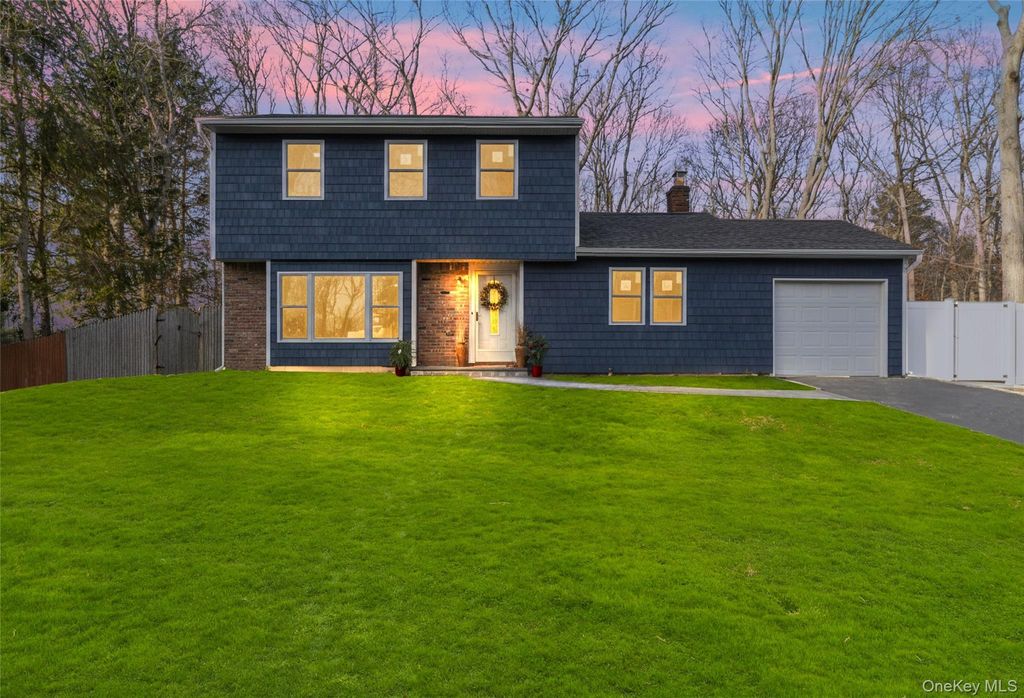 15 Bellaire Drive, Ridge, NY 11961