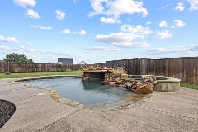 1131 Fountain Creek Boulevard, Pottsboro, TX 75076