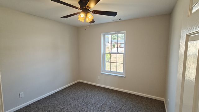 325 Lake Forest Dr, La Vergne, TN 37086