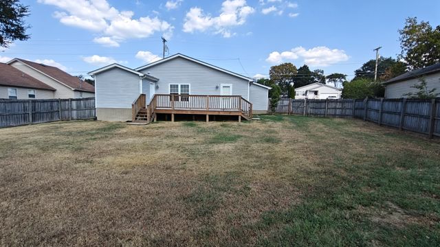 325 Lake Forest Dr, La Vergne, TN 37086
