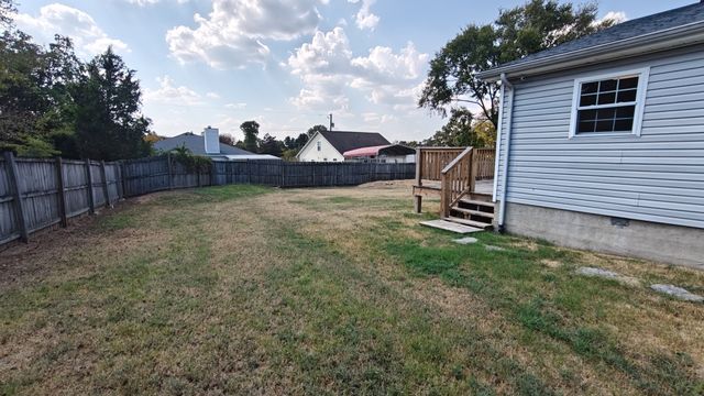325 Lake Forest Dr, La Vergne, TN 37086