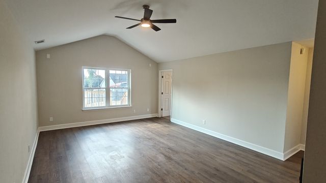 325 Lake Forest Dr, La Vergne, TN 37086