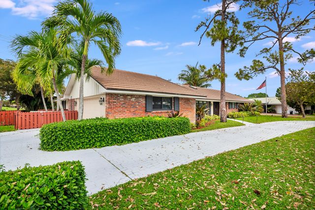 320 N Country Club Drive, Atlantis, FL 33462