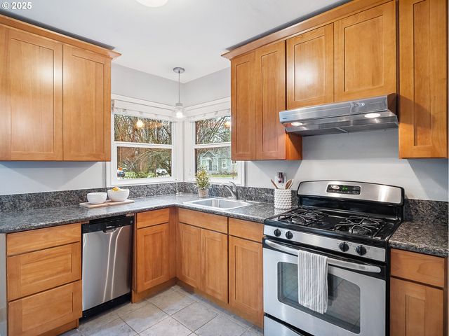 2016 Ne DEKUM St, Portland, OR 97211