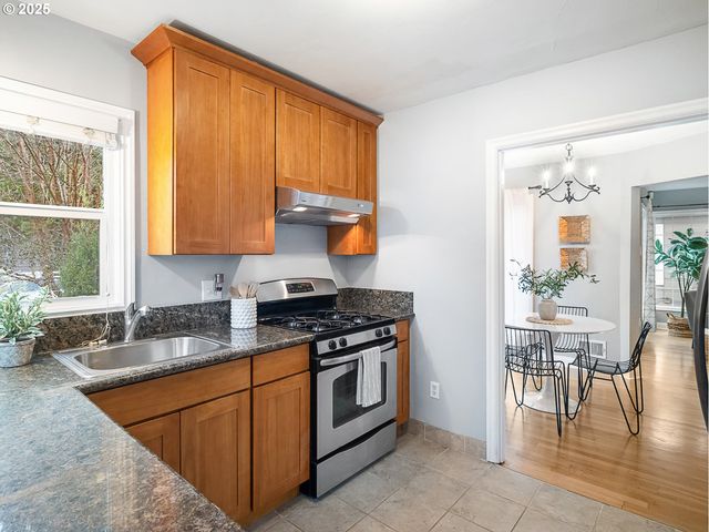 2016 Ne DEKUM St, Portland, OR 97211