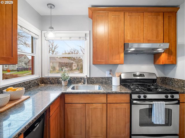 2016 Ne DEKUM St, Portland, OR 97211