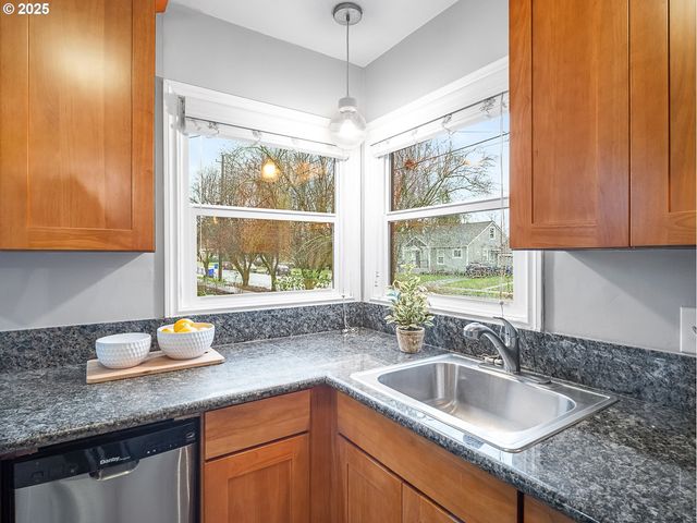 2016 Ne DEKUM St, Portland, OR 97211