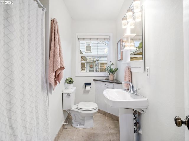 2016 Ne DEKUM St, Portland, OR 97211