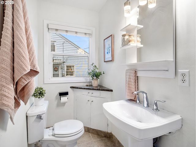 2016 Ne DEKUM St, Portland, OR 97211