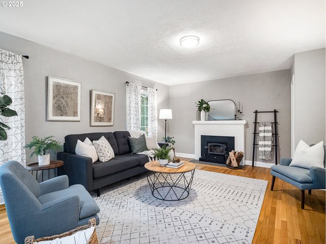 2016 Ne DEKUM St, Portland, OR 97211