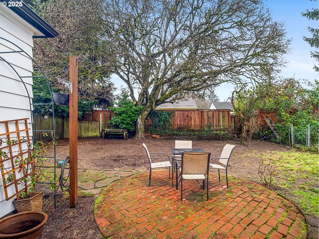 2016 Ne DEKUM St, Portland, OR 97211