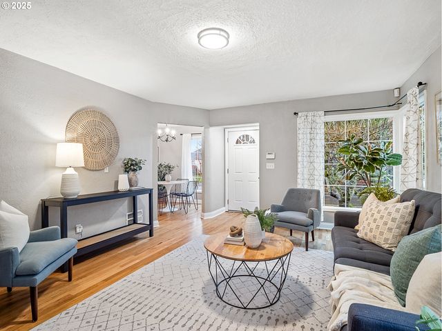 2016 Ne DEKUM St, Portland, OR 97211