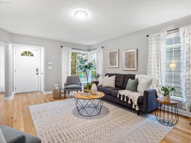 2016 Ne DEKUM St, Portland, OR 97211