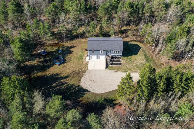 4925 S Brooks Road, Fruitport, MI 49415