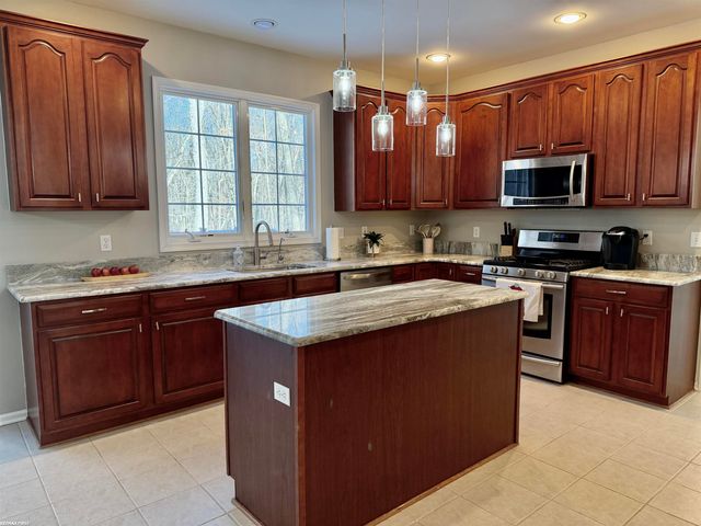 2118 Pine Bluffs Court, Highland Twp, MI 48357