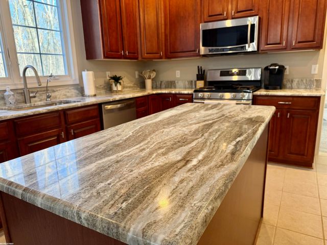 2118 Pine Bluffs Court, Highland Twp, MI 48357