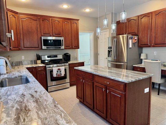 2118 Pine Bluffs Court, Highland Twp, MI 48357