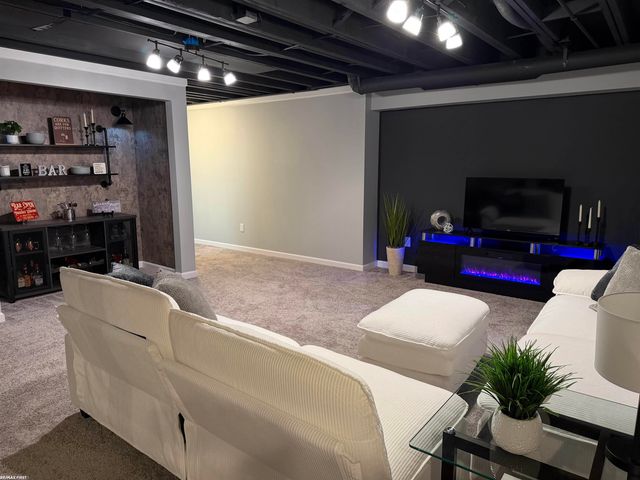 2118 Pine Bluffs Court, Highland Twp, MI 48357