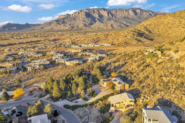 13451 Desert Hills Place NE, Albuquerque, NM 87111