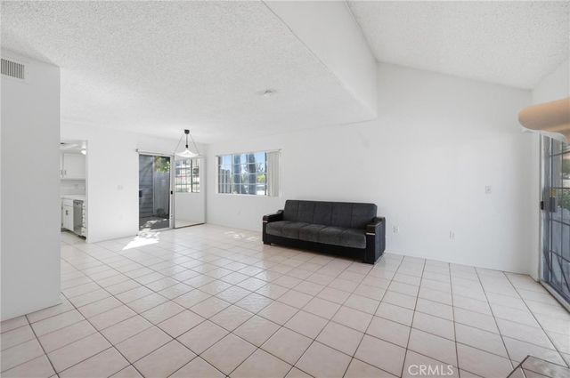 14380 Foothill Blvd 1, Los Angeles, CA 91342