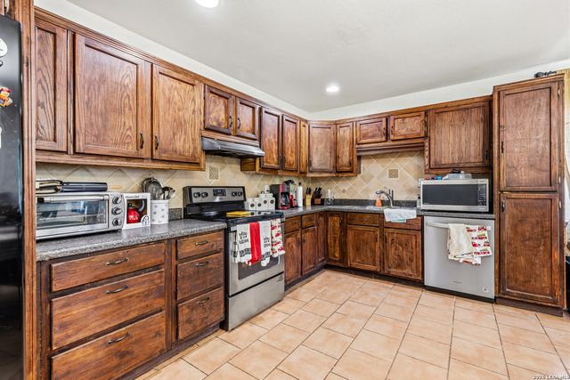 6650 Grist Mill St, Leon Valley, TX 78238